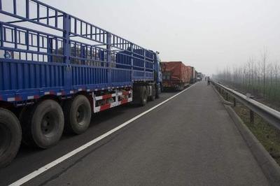 車速120跑高速，突遇障礙物 撞還是躲？嫌命長才這樣選